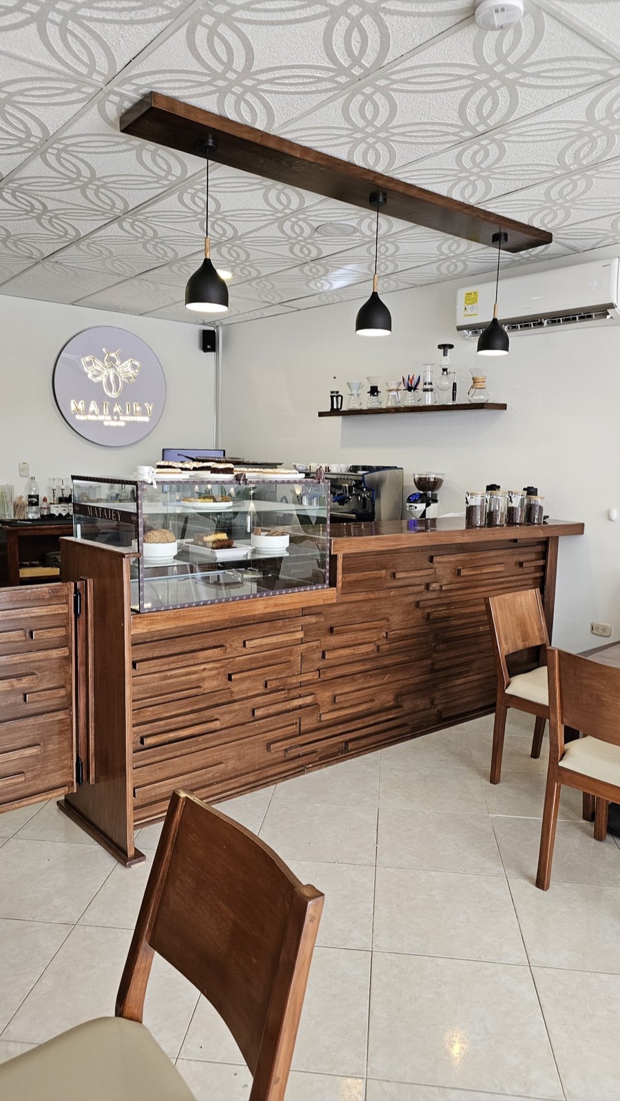 Barra de Matajey con vitrina de postres y equipo de café