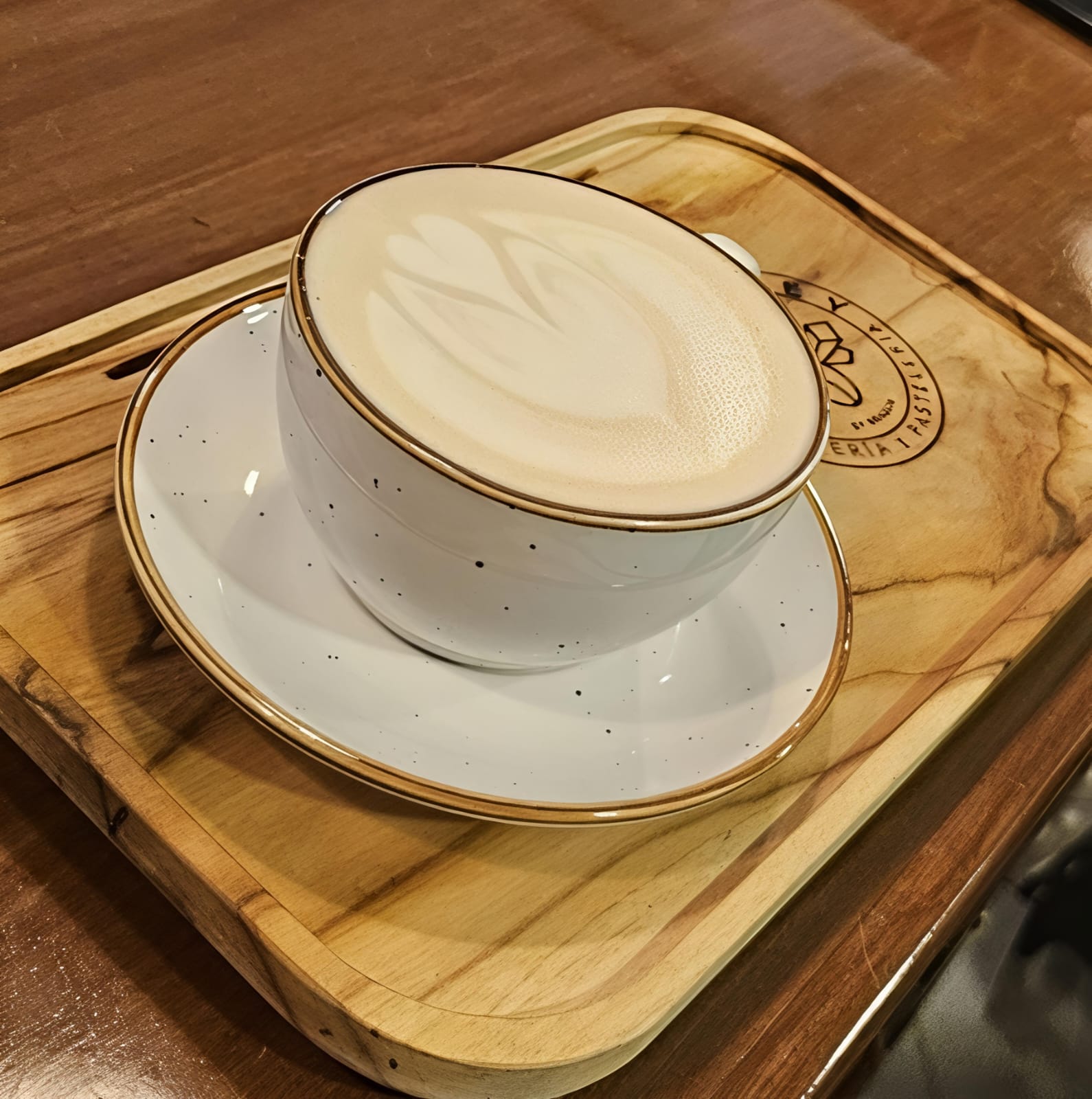 Café servido en la barra de Matajey