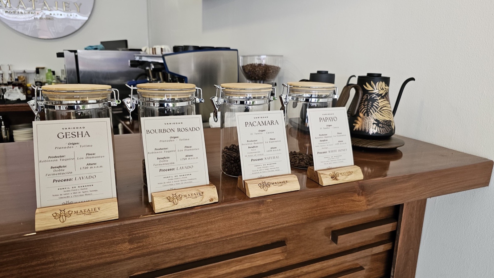 Café servido sobre la barra de Matajey