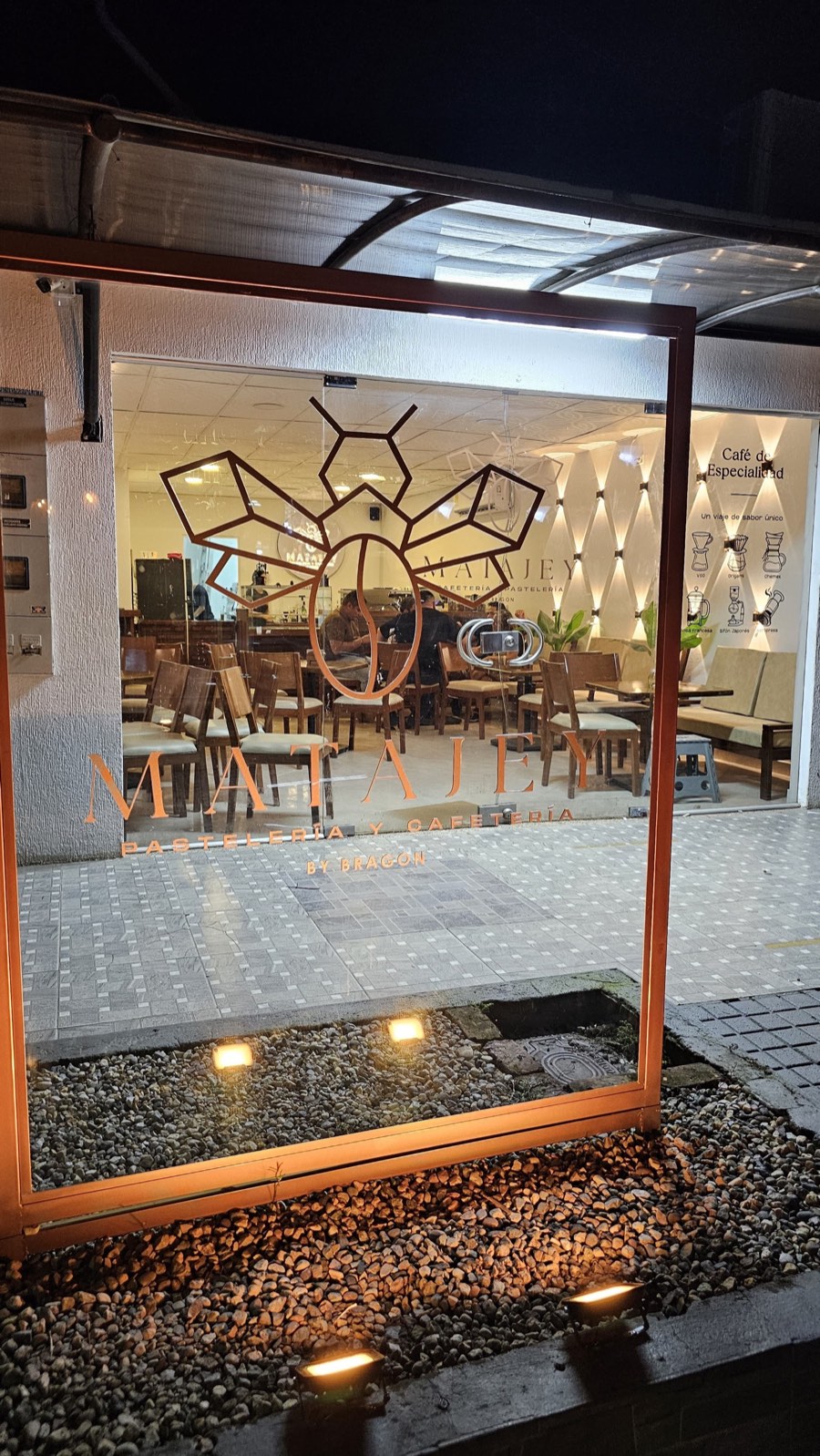 Entrada iluminada de Matajey durante la noche