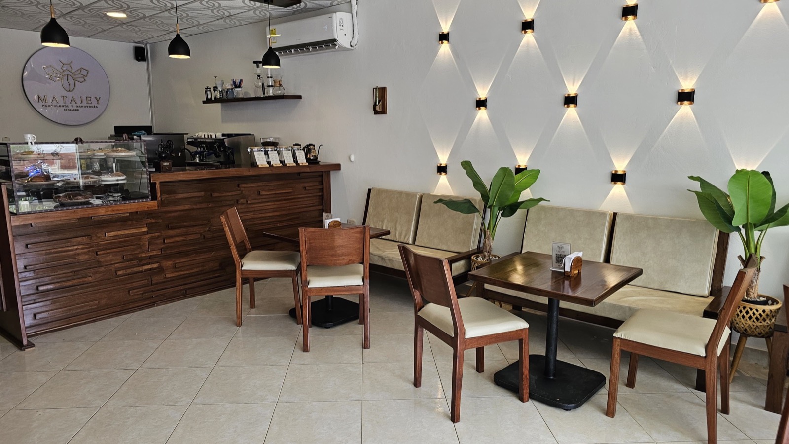 Barra de madera de Matajey con vitrina de postres y equipo de café