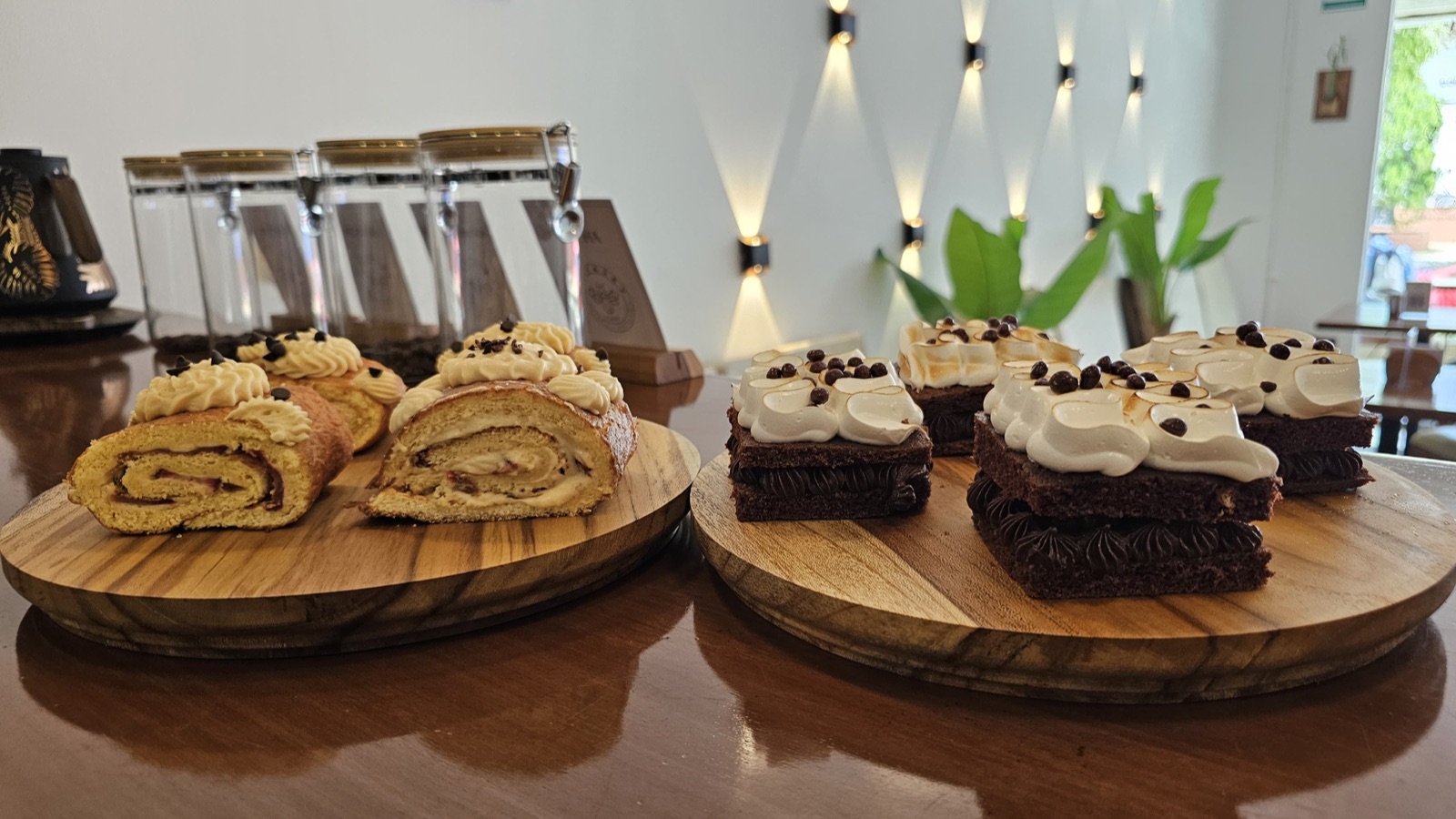 Postres artesanales servidos sobre bandejas de madera