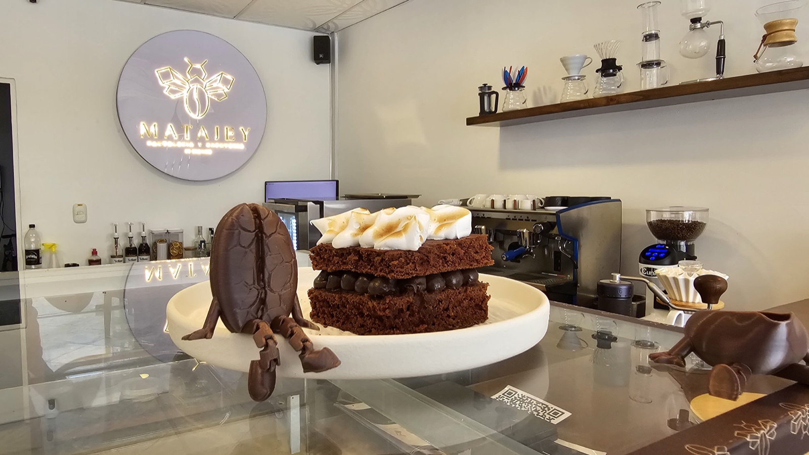 Torta artesanal servida en Matajey junto a métodos de café