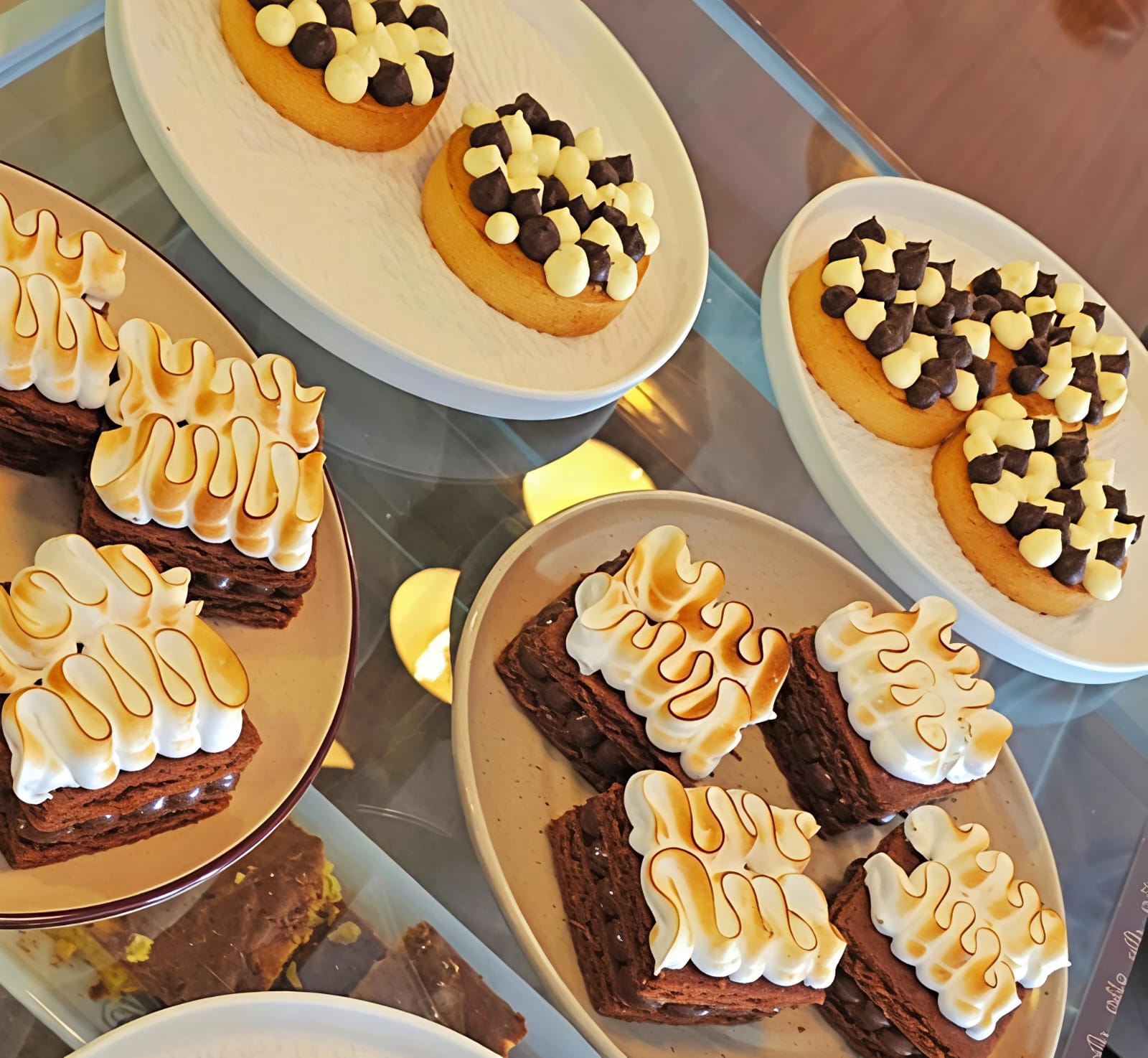 Selección de postres artesanales en vitrina